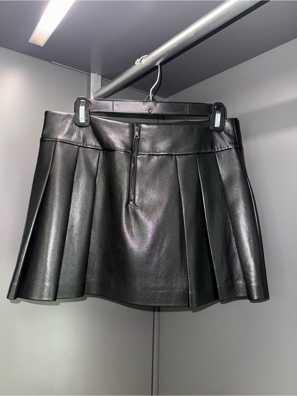 Alice + Olivia Black Pleated Faux Leather Mini Skirt - Picture 3 of 4